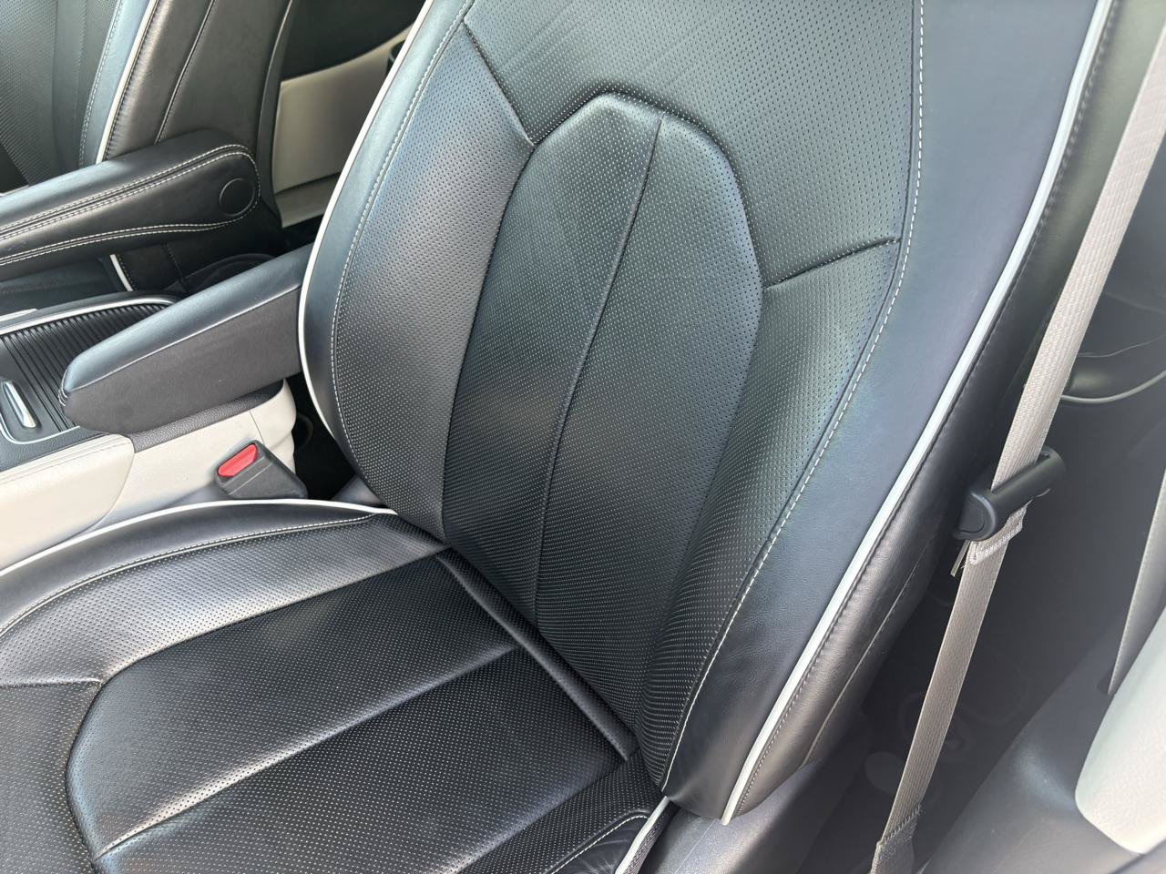 Used 2024 Chrysler Pacifica Limited FWD image 17