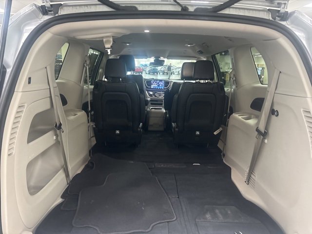 Used 2024 Chrysler Pacifica Touring-L image 11