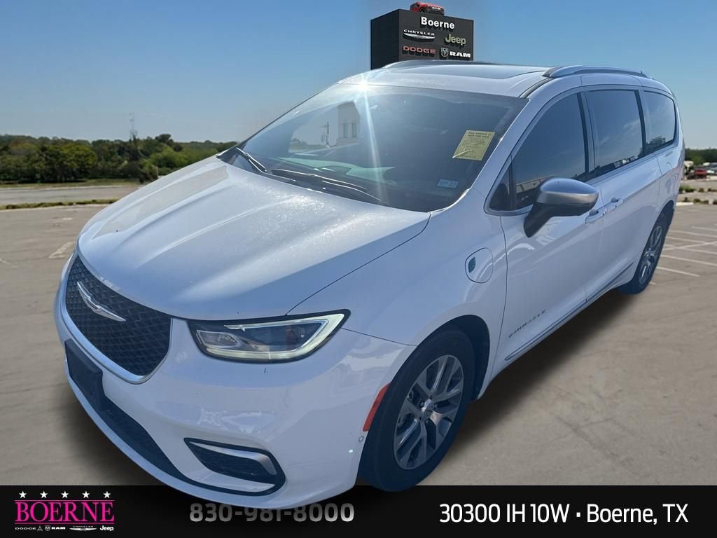 Used 2025 Chrysler Pacifica Pinnacle FWD image 3