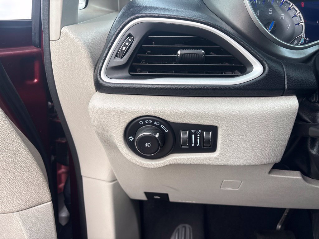 Used 2021 Chrysler Pacifica Touring-L FWD image 13