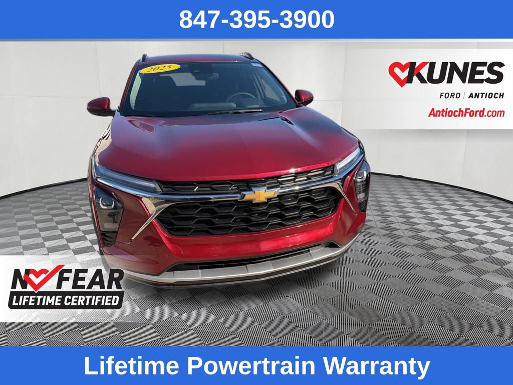 Used 2025 Chevrolet Trax LT FWD image 2