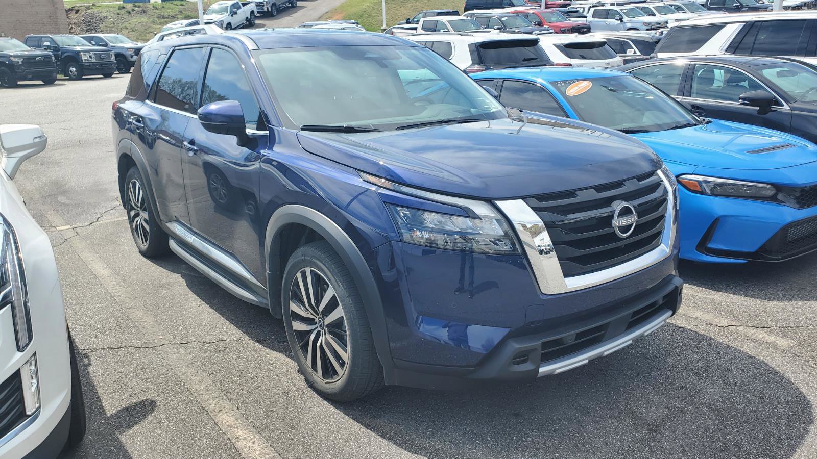 Used 2025 Nissan Pathfinder Platinum w/ Cargo Package image 2