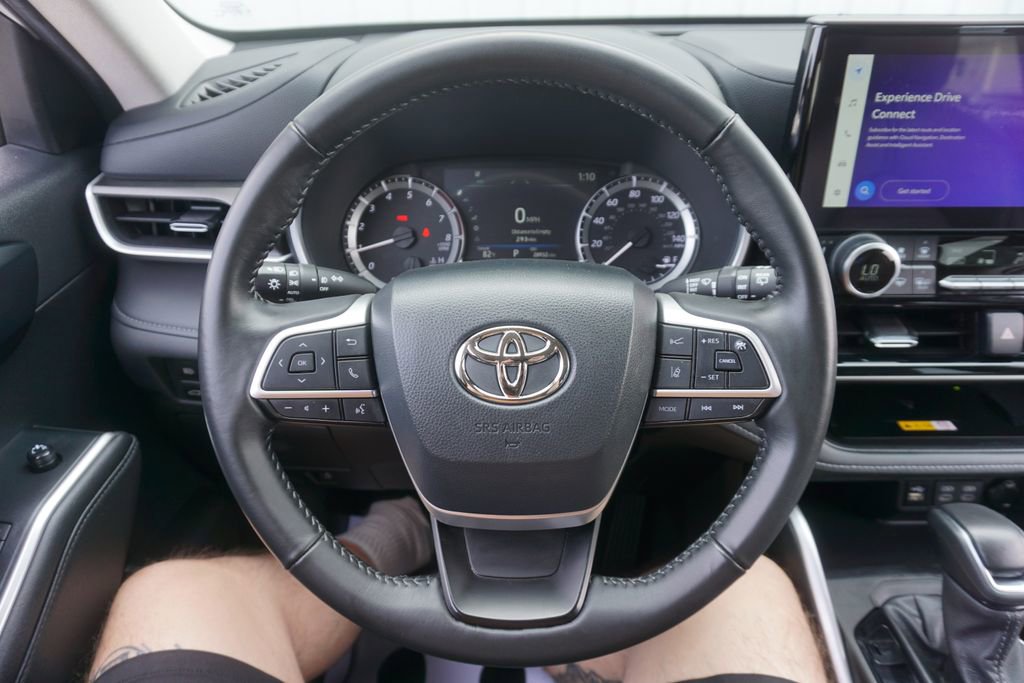 Certified 2024 Toyota Highlander XLE AWD/4WD image 3