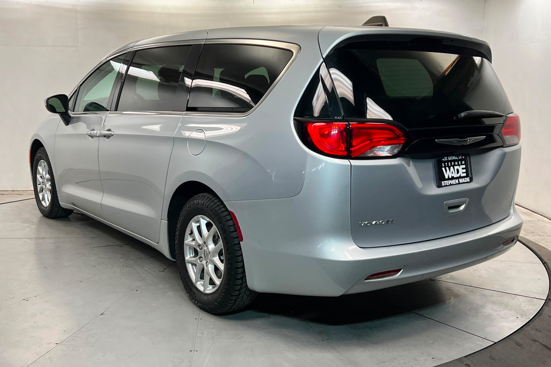 Certified 2023 Chrysler Voyager LX FWD image 3