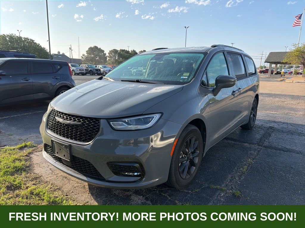 Used 2021 Chrysler Pacifica Touring w/ S Appearance Package image 3