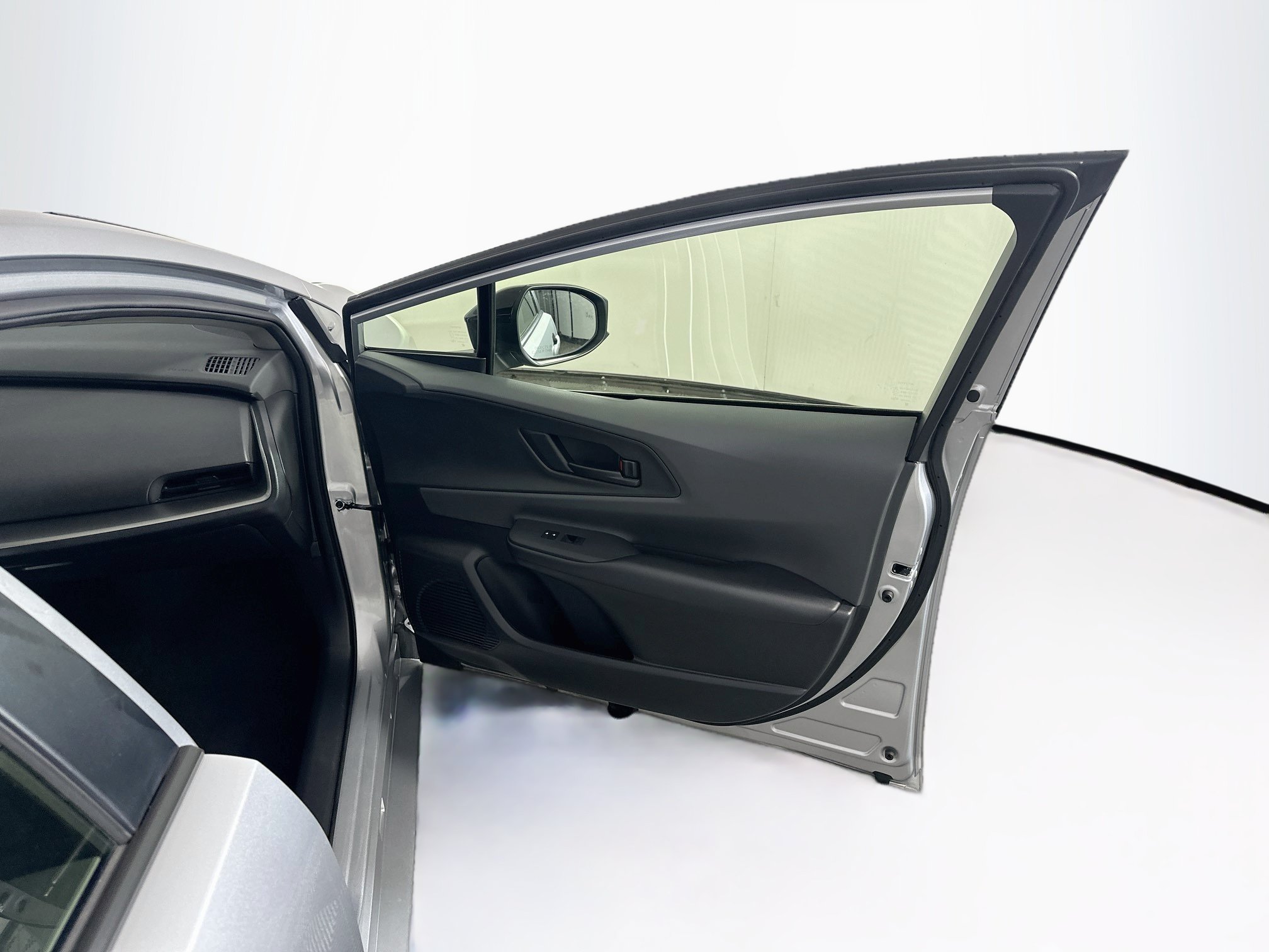 Used 2025 Toyota Prius LE FWD image 32