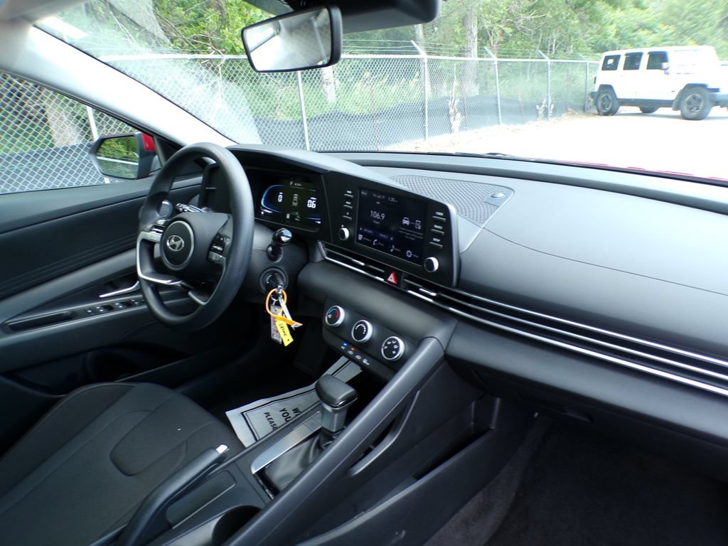 Certified 2025 Hyundai Elantra SE FWD image 12