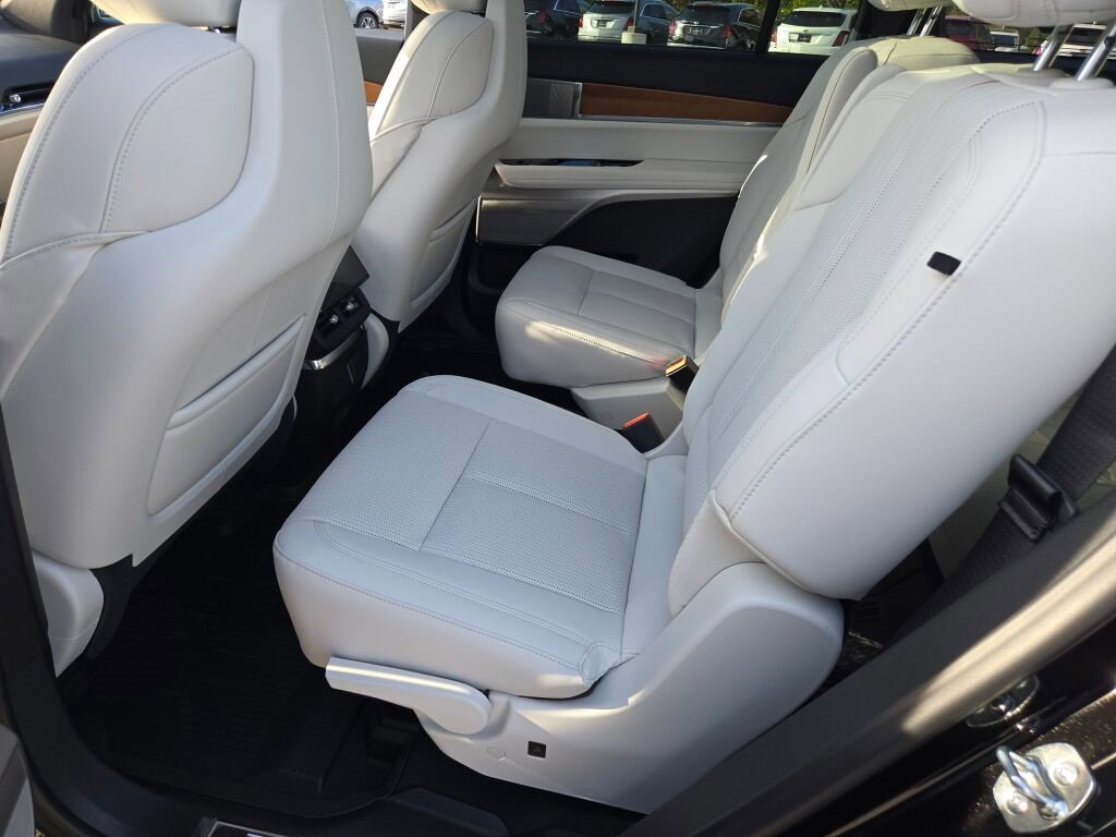 New 2026 Cadillac Vistiq Sport w/ LPO, Floor Liner Package image 22