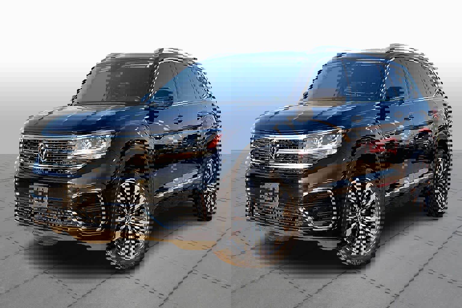 Used 2022 Volkswagen Atlas SEL Premium image 3