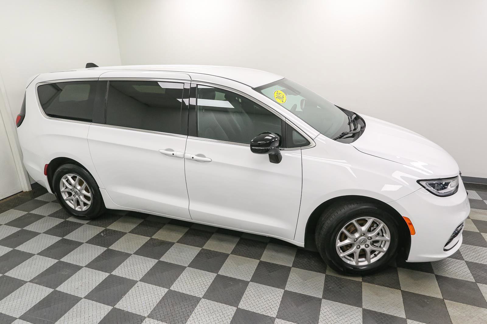 Used 2025 Chrysler Pacifica Select image 5