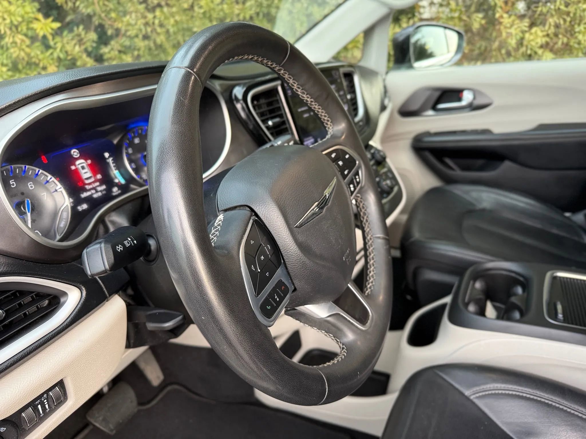 Used 2022 Chrysler Pacifica Touring-L FWD image 42