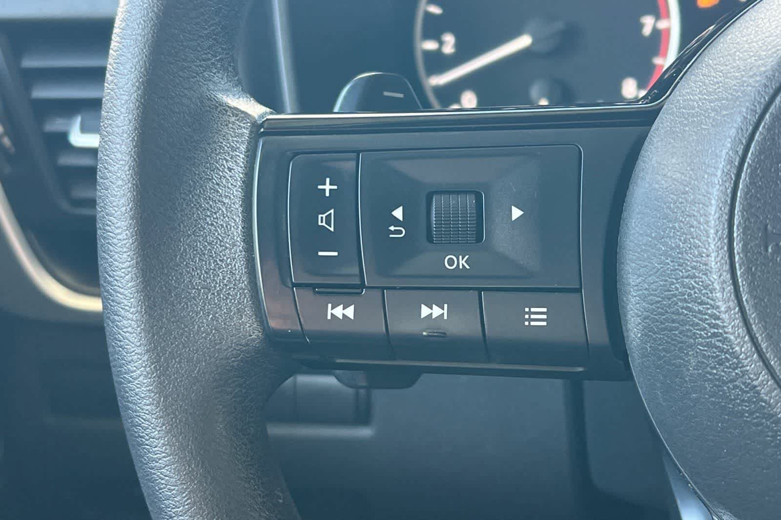 Used 2023 Nissan Rogue SV FWD image 31