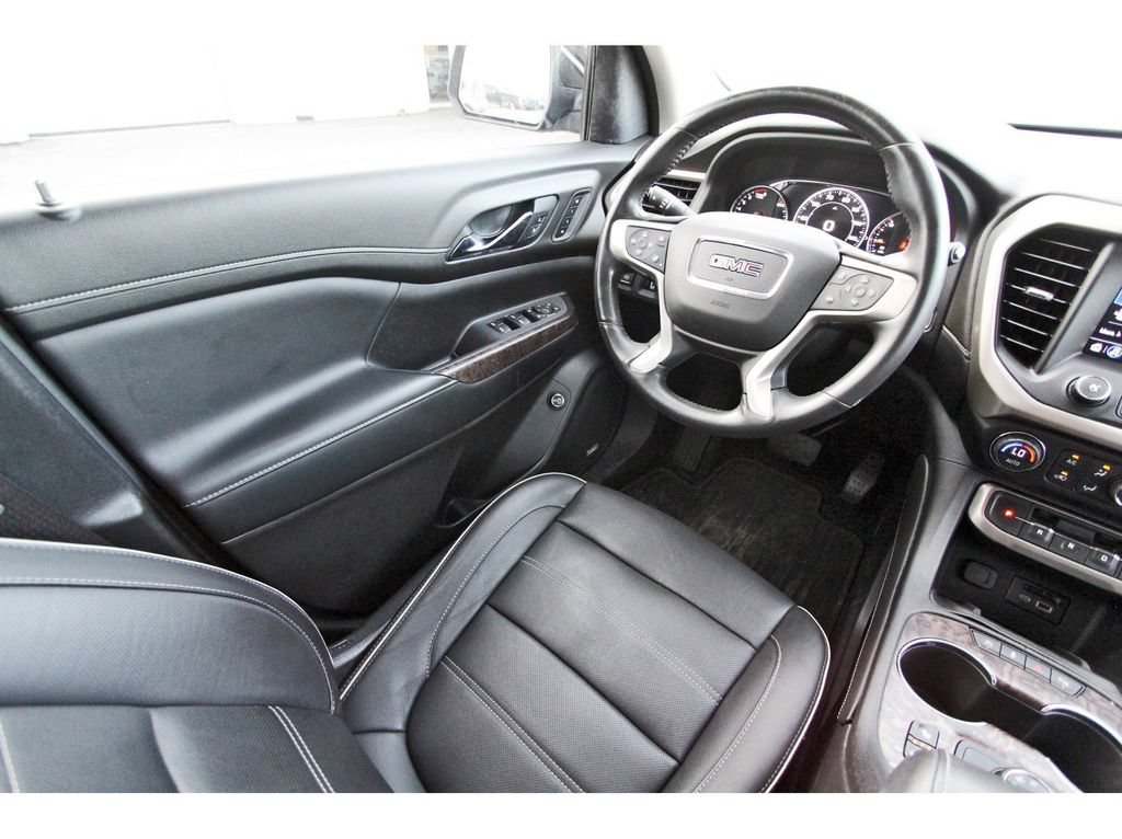 Used 2020 GMC Acadia Denali w/ Technology Package FWD image 9