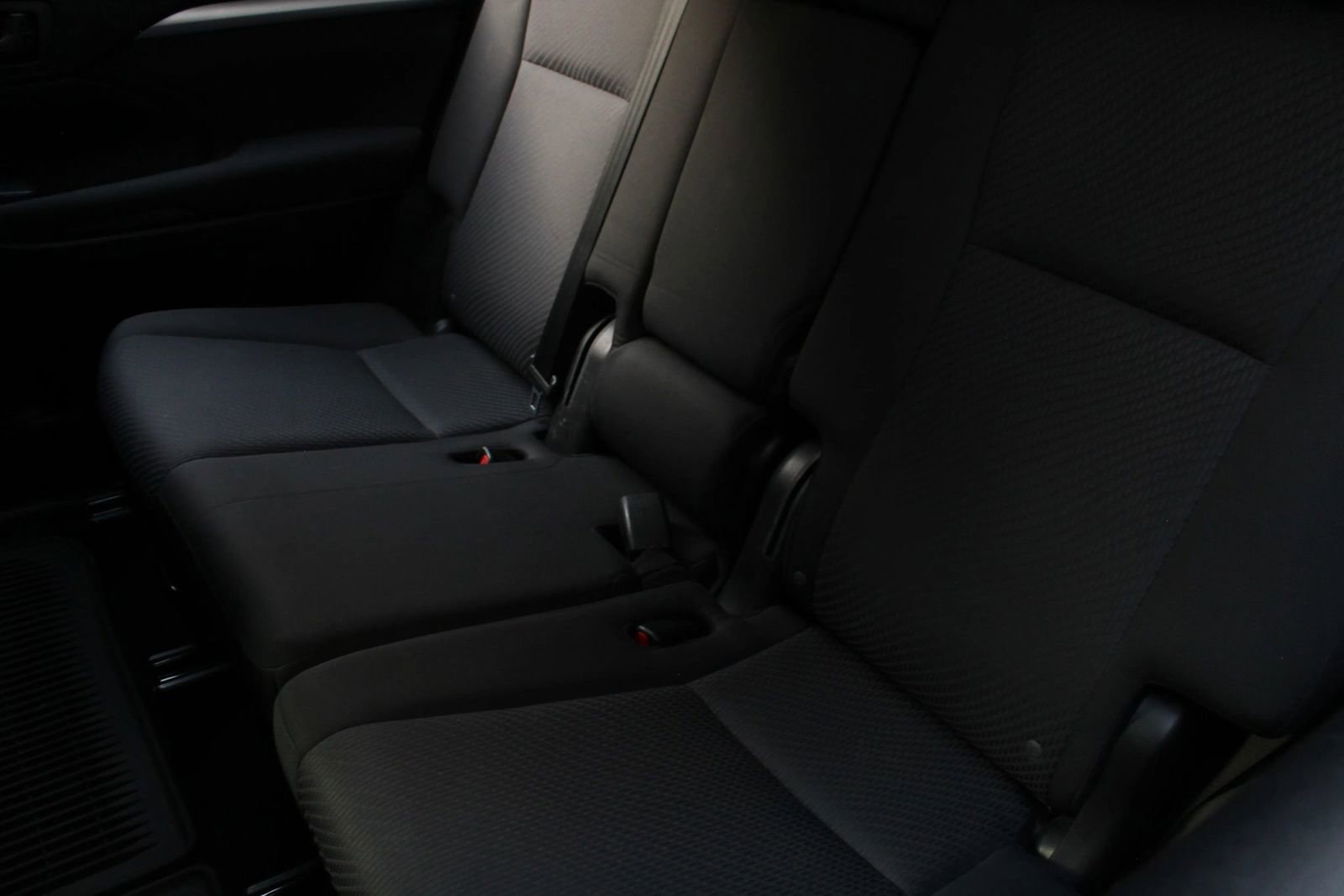 Used 2016 Toyota Highlander LE AWD/4WD image 18