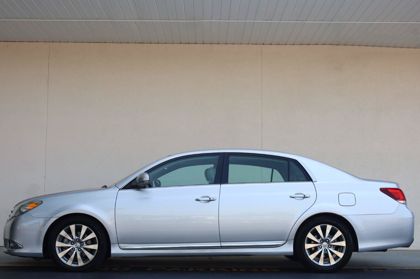 Used 2011 Toyota Avalon Limited FWD image 3