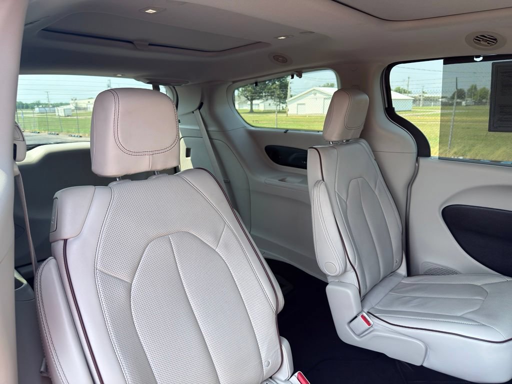 Used 2017 Chrysler Pacifica Limited w/ Advanced Safetytec Group FWD image 31