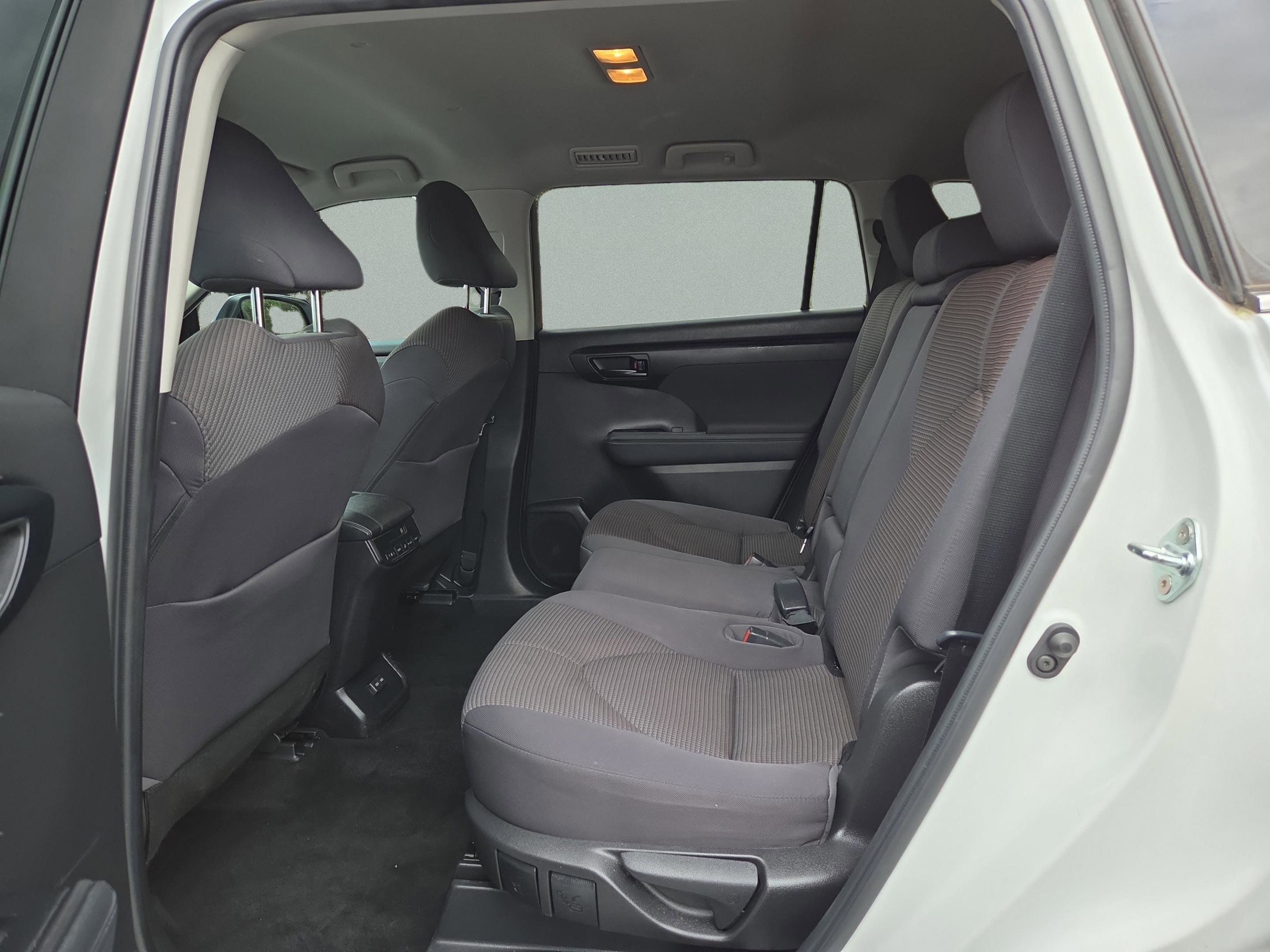 Used 2022 Toyota Highlander L image 32
