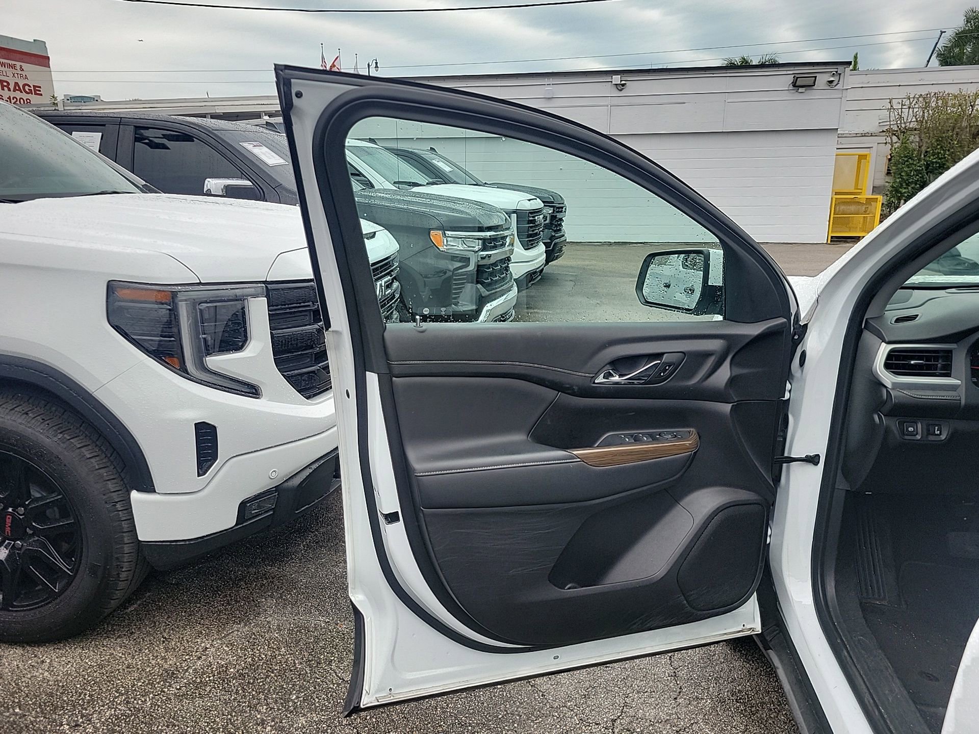 Used 2023 GMC Acadia SLE image 23