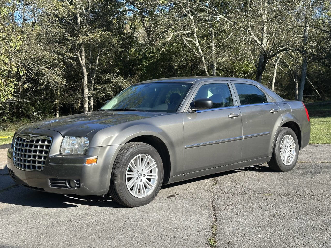 Used 2009 Chrysler 300 Touring RWD image 1