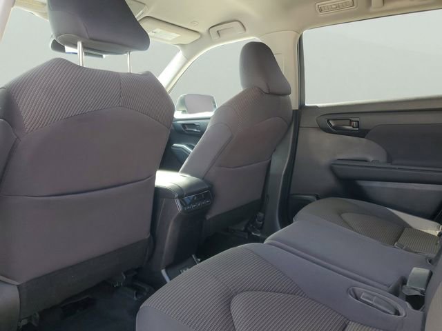 Used 2023 Toyota Highlander LE FWD image 14