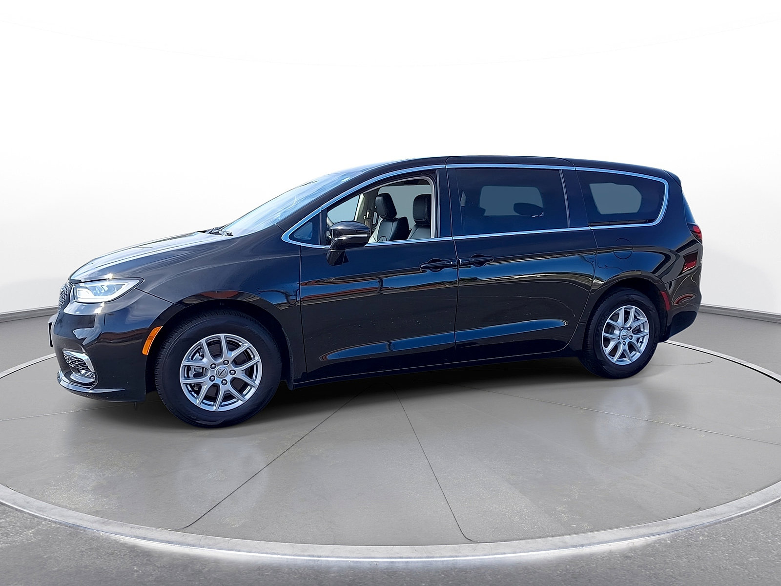 Used 2024 Chrysler Pacifica Touring-L FWD image 4