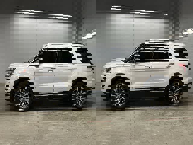 Used 2019 Ford Explorer Platinum AWD/4WD image 2