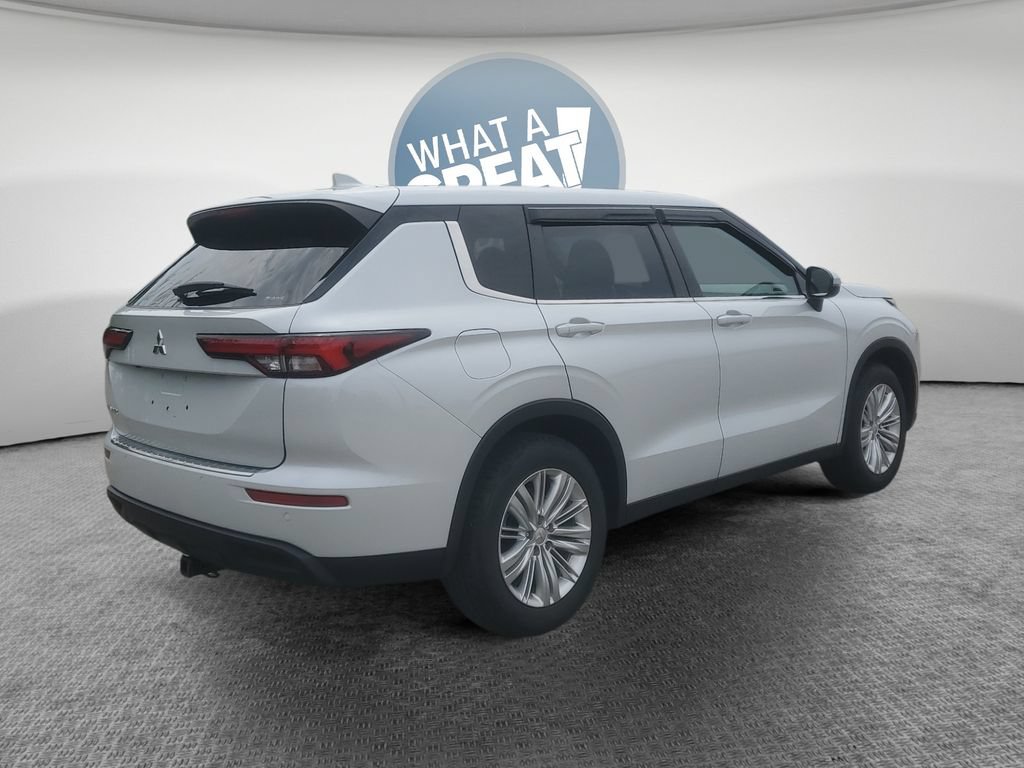 Used 2023 Mitsubishi Outlander ES AWD/4WD image 3