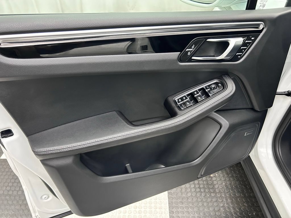 Used 2024 Porsche Macan AWD/4WD image 10
