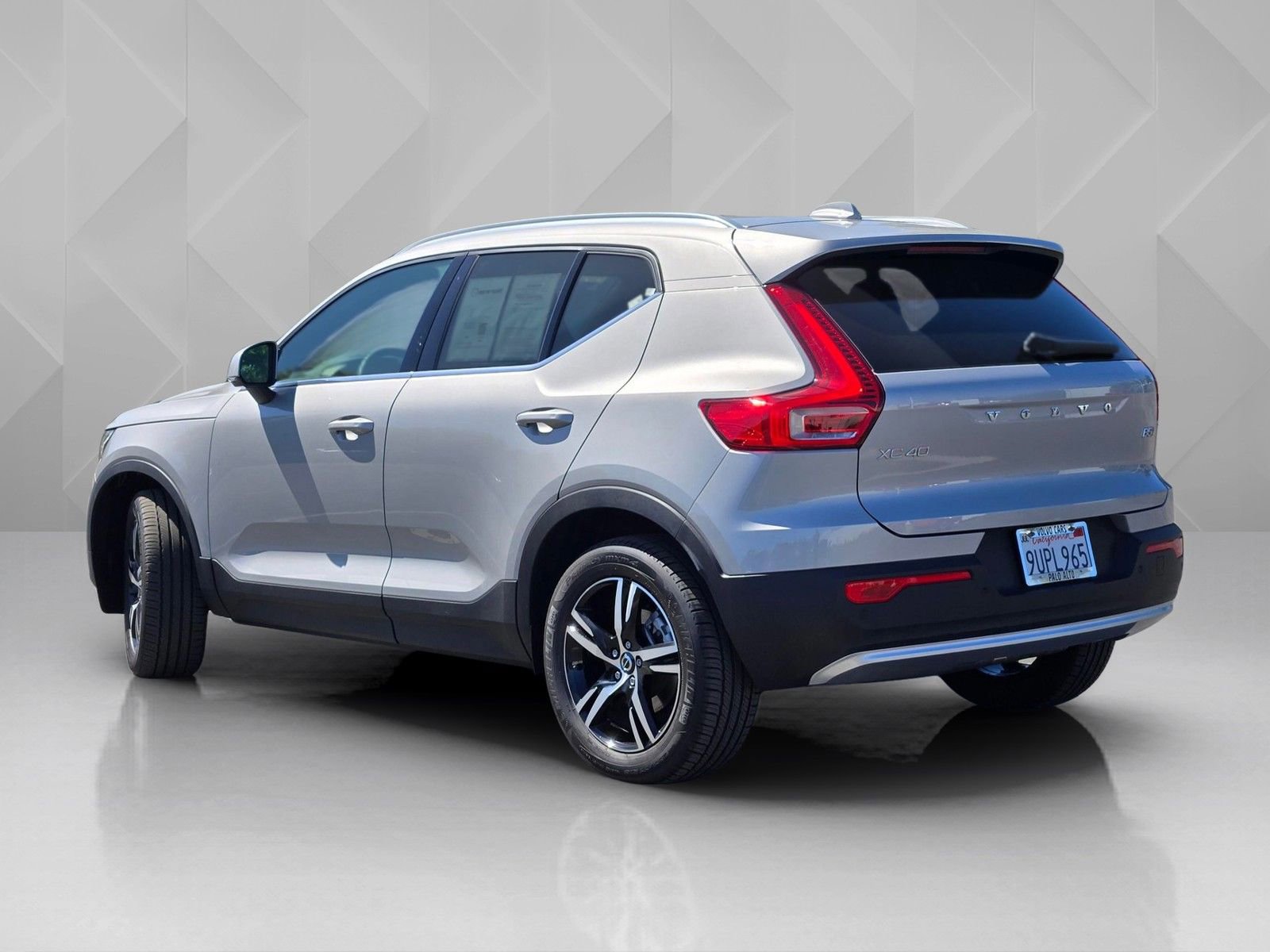 Used 2025 Volvo XC40 B5 Core AWD/4WD image 4