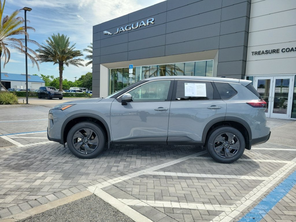 Used 2026 Nissan Rogue SV FWD image 2
