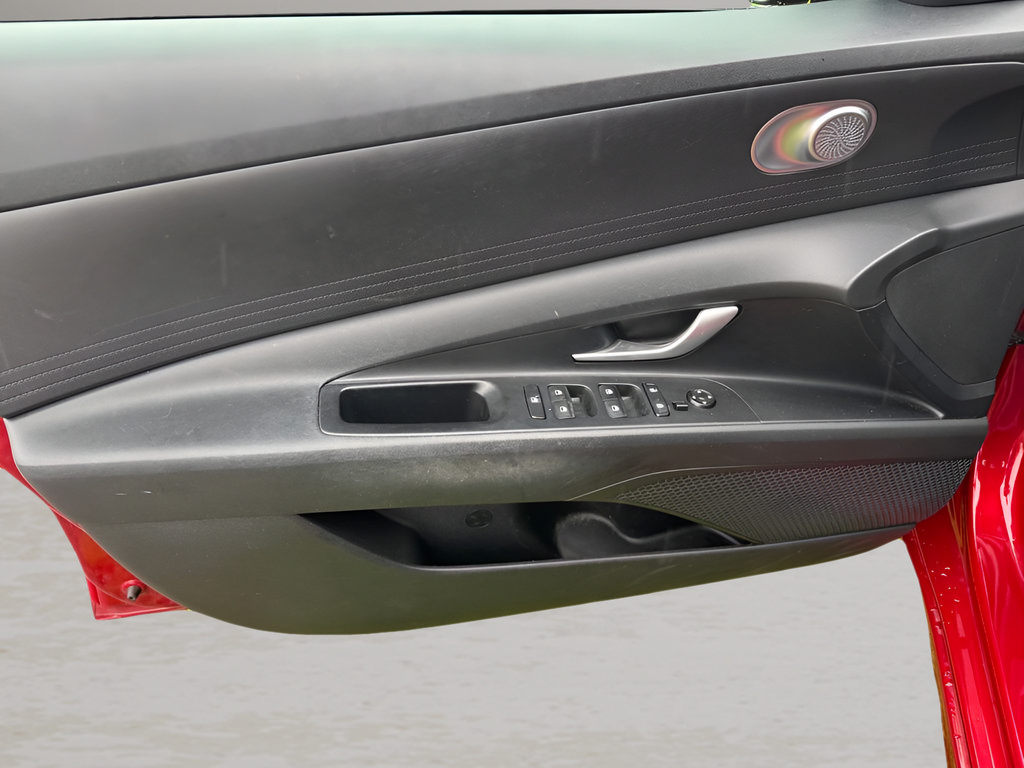 Used 2023 Hyundai Elantra SE FWD image 15