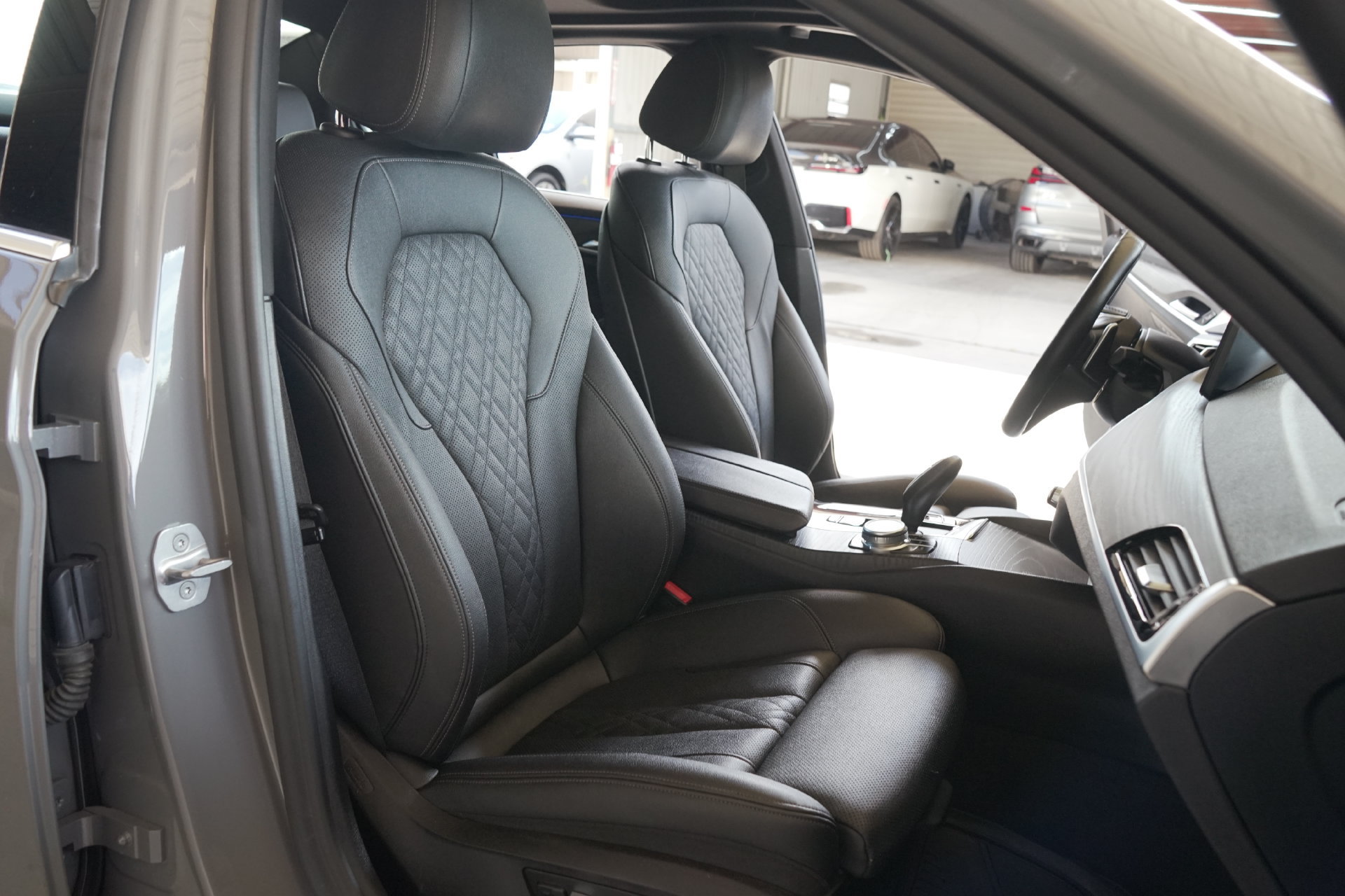 Used 2021 BMW 530i xDrive w/ Premium Package AWD/4WD image 4