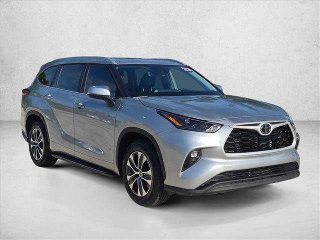 Used 2023 Toyota Highlander XLE FWD image 3