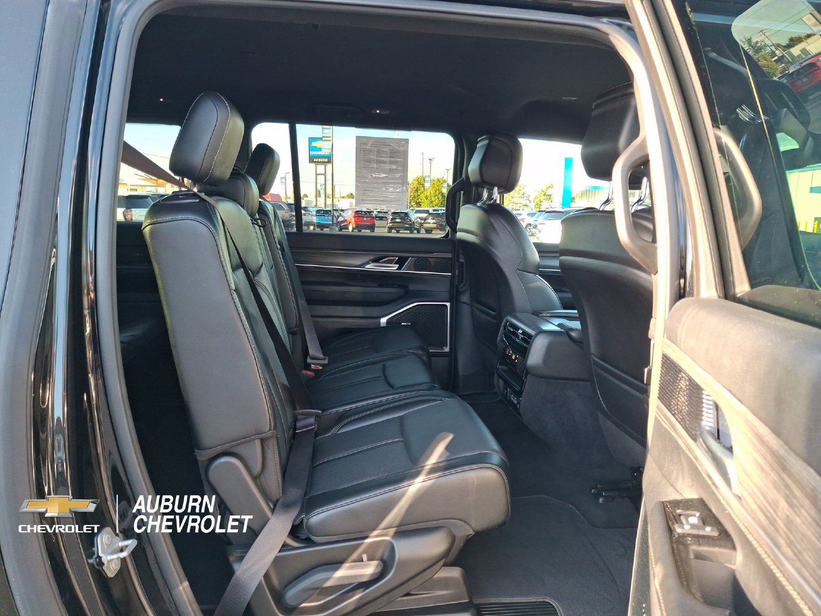 Used 2024 Jeep Wagoneer L Series II AWD/4WD image 20