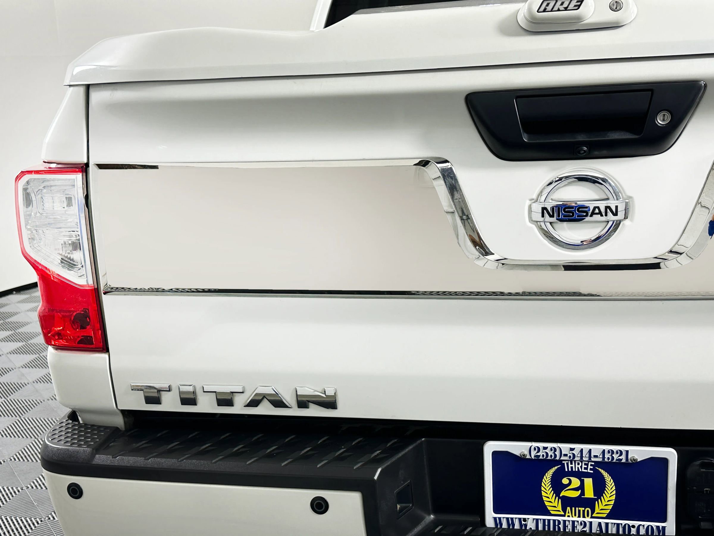 Used 2017 Nissan Titan Platinum Reserve image 13