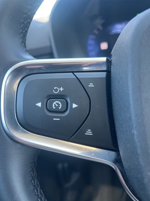 Used 2025 Volvo XC40 B5 Core image 12