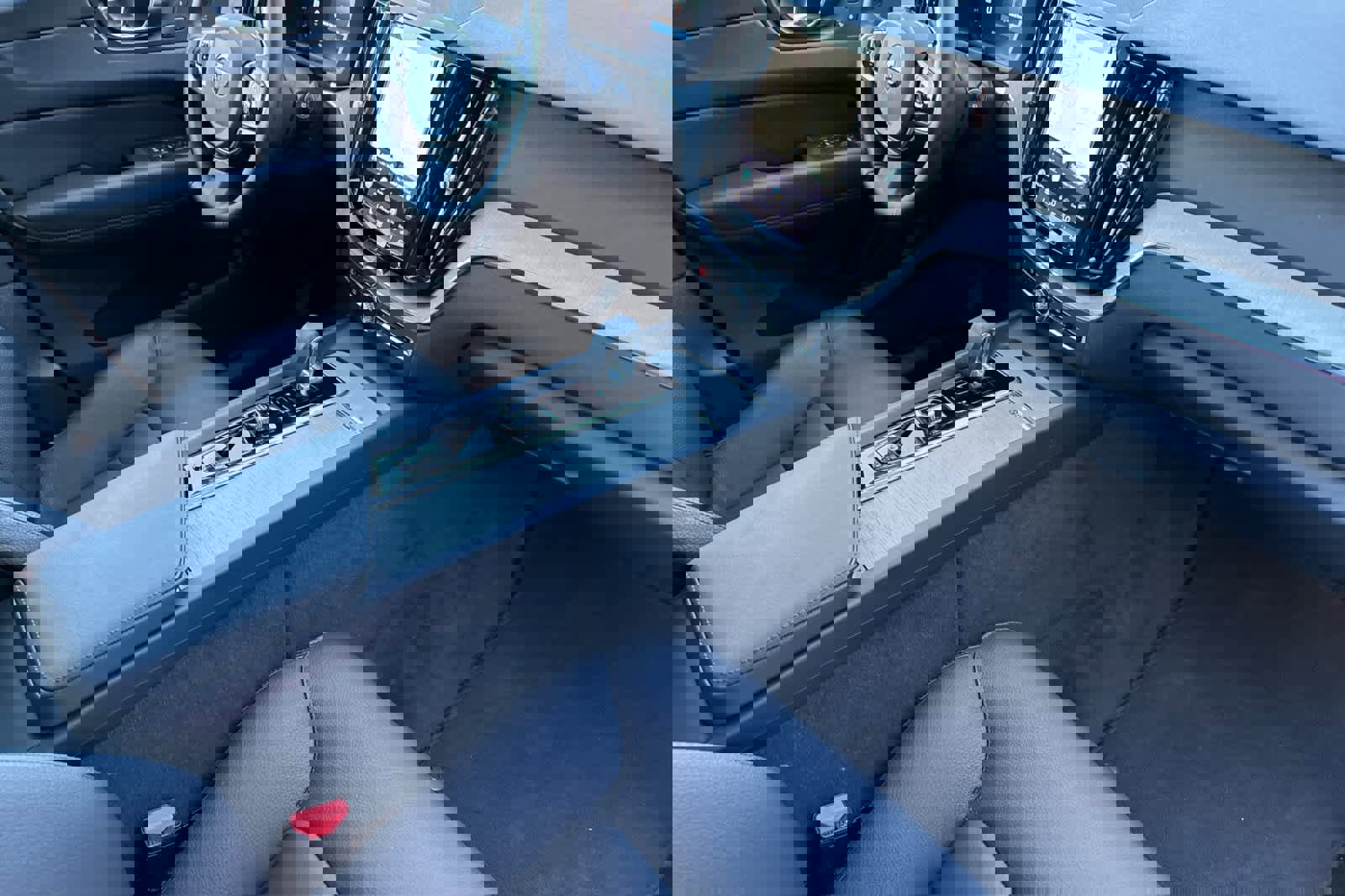 Used 2025 Volvo XC60 B5 Plus image 16