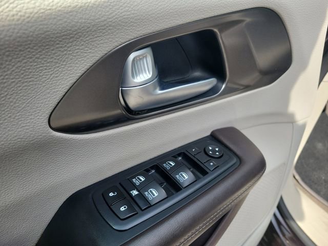 Used 2017 Chrysler Pacifica Touring-L Plus w/ Advanced Safetytec Group image 19