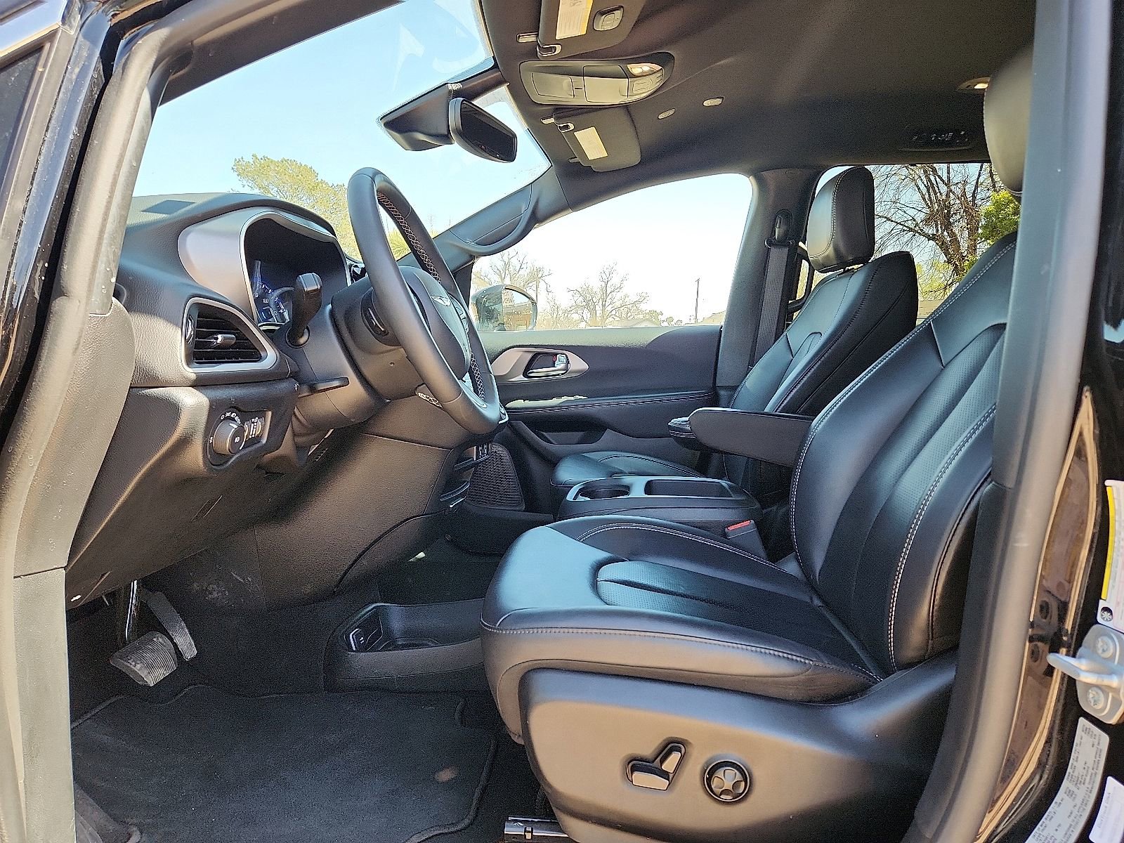 Used 2025 Chrysler Pacifica Select image 12