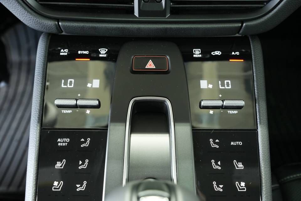 Certified 2025 Porsche Macan AWD/4WD image 21