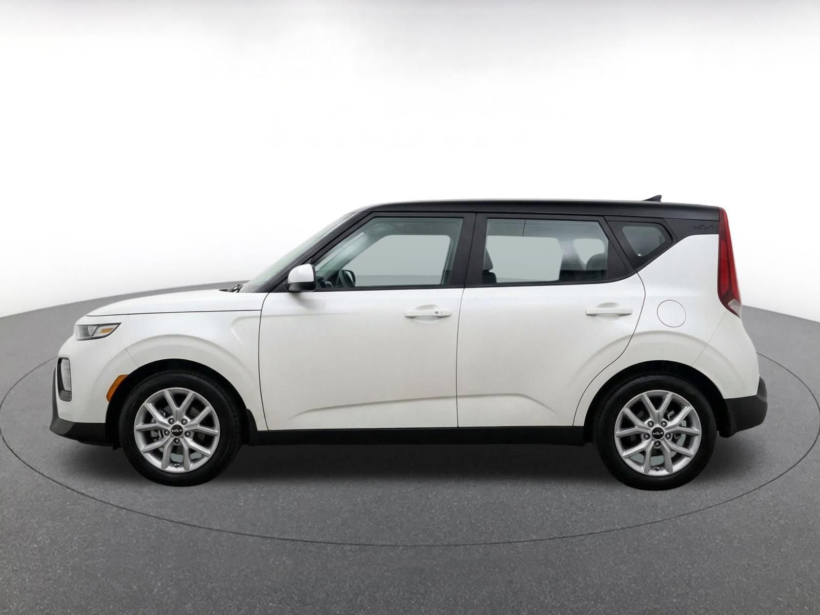Used 2025 Kia Soul LX w/ LX Technology Package FWD image 4