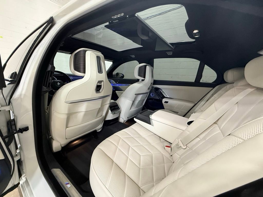 Used 2024 BMW 760i xDrive w/ Premium Package image 38