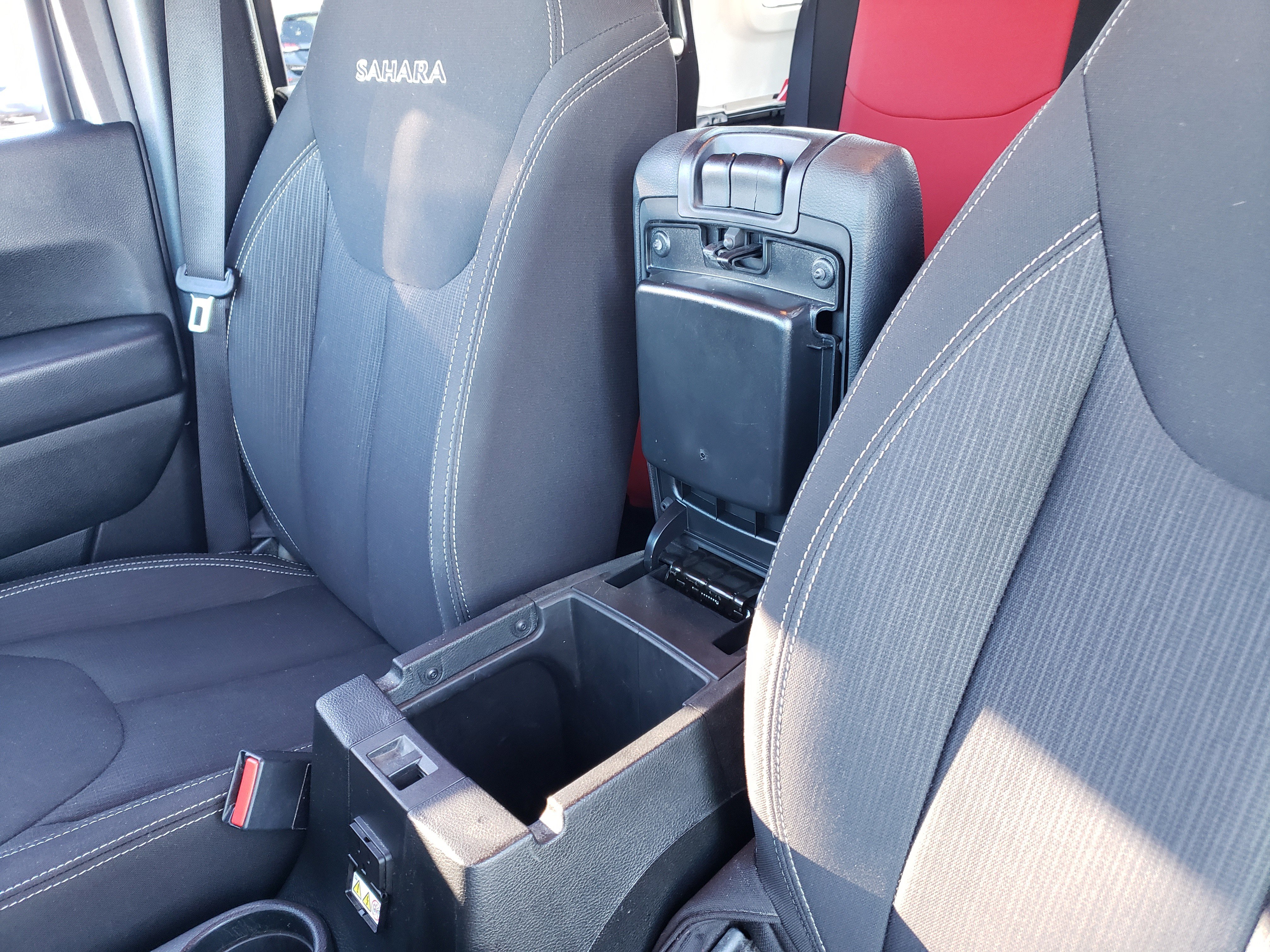 Used 2016 Jeep Wrangler Unlimited Sahara image 29