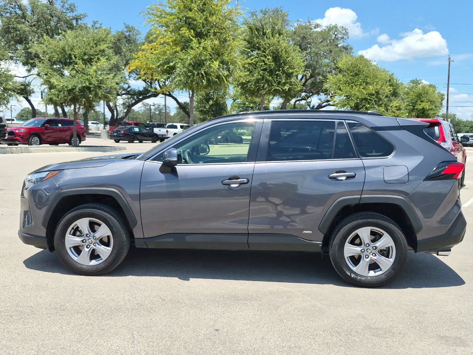 Used 2025 Toyota RAV4 XLE AWD/4WD image 2
