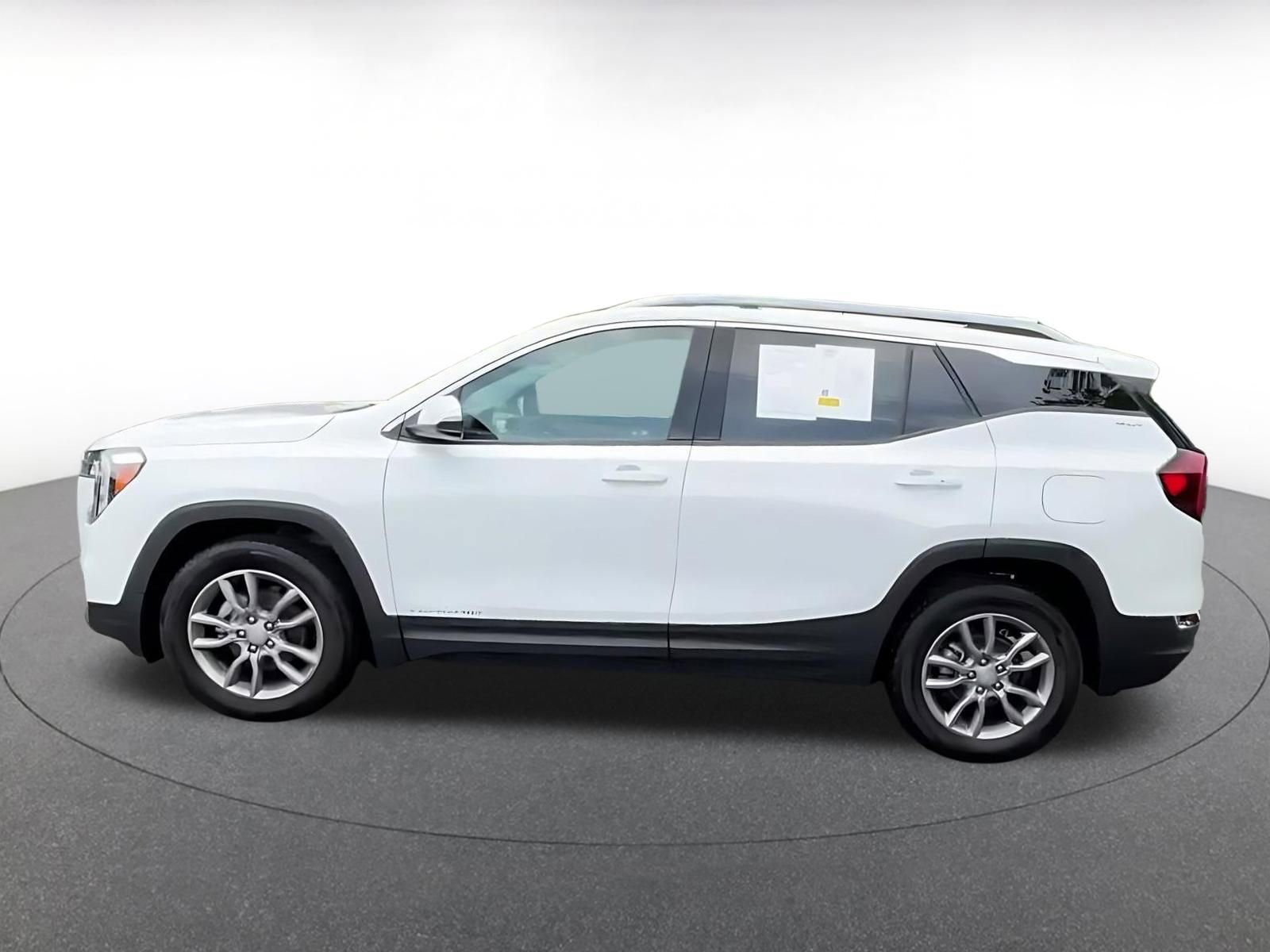 Used 2024 GMC Terrain SLT AWD/4WD image 9