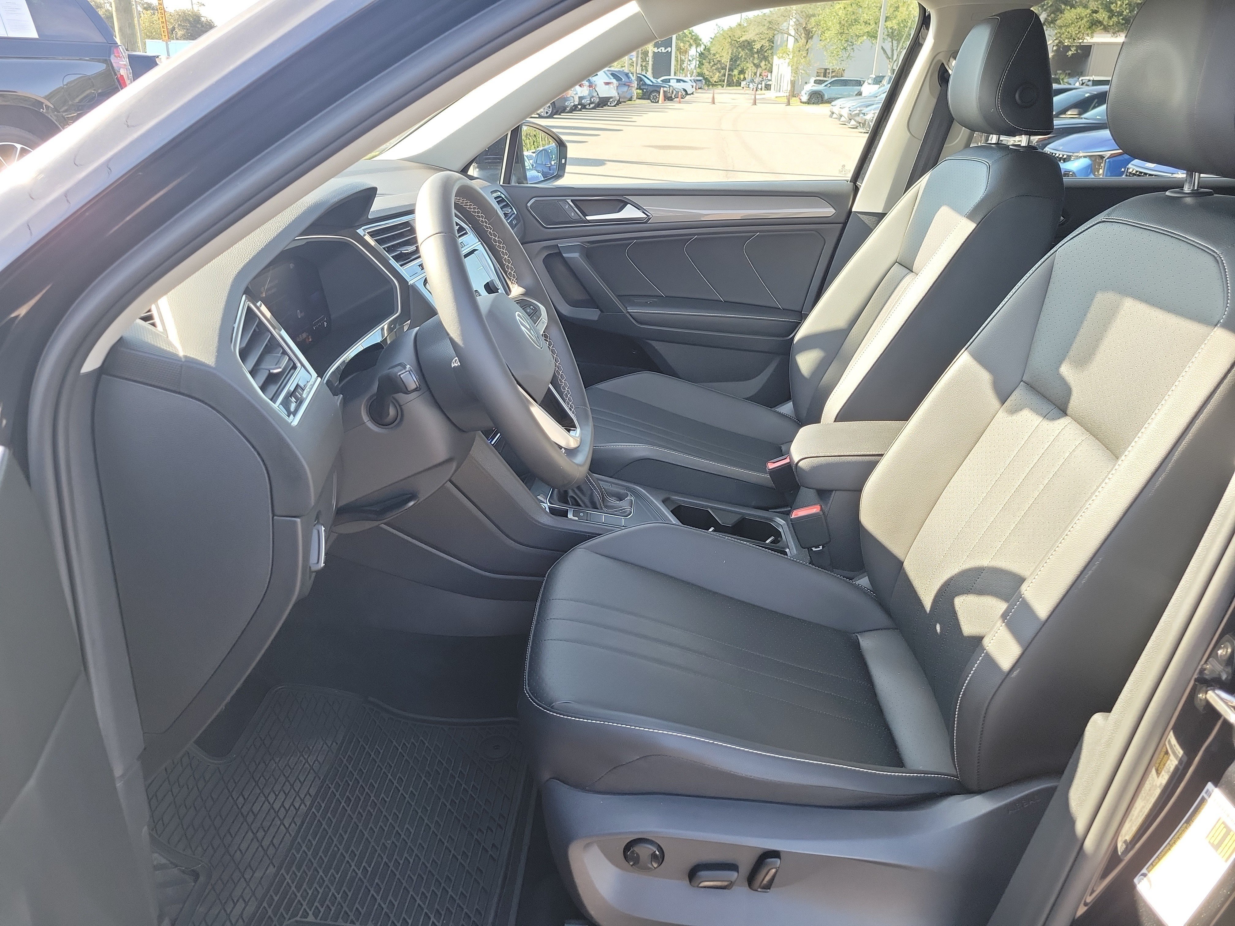 Used 2023 Volkswagen Tiguan SE w/ Panoramic Sunroof Package FWD image 22