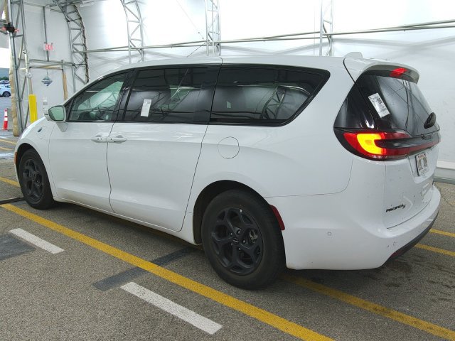 Used 2022 Chrysler Pacifica Limited w/ Uconnect Theater Family Group FWD image 6