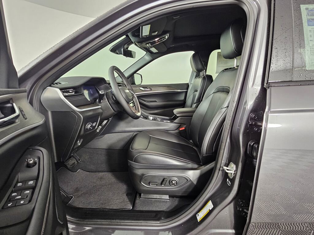 New 2026 Jeep Grand Cherokee L Limited w/ Limited Altitude Package AWD/4WD image 18