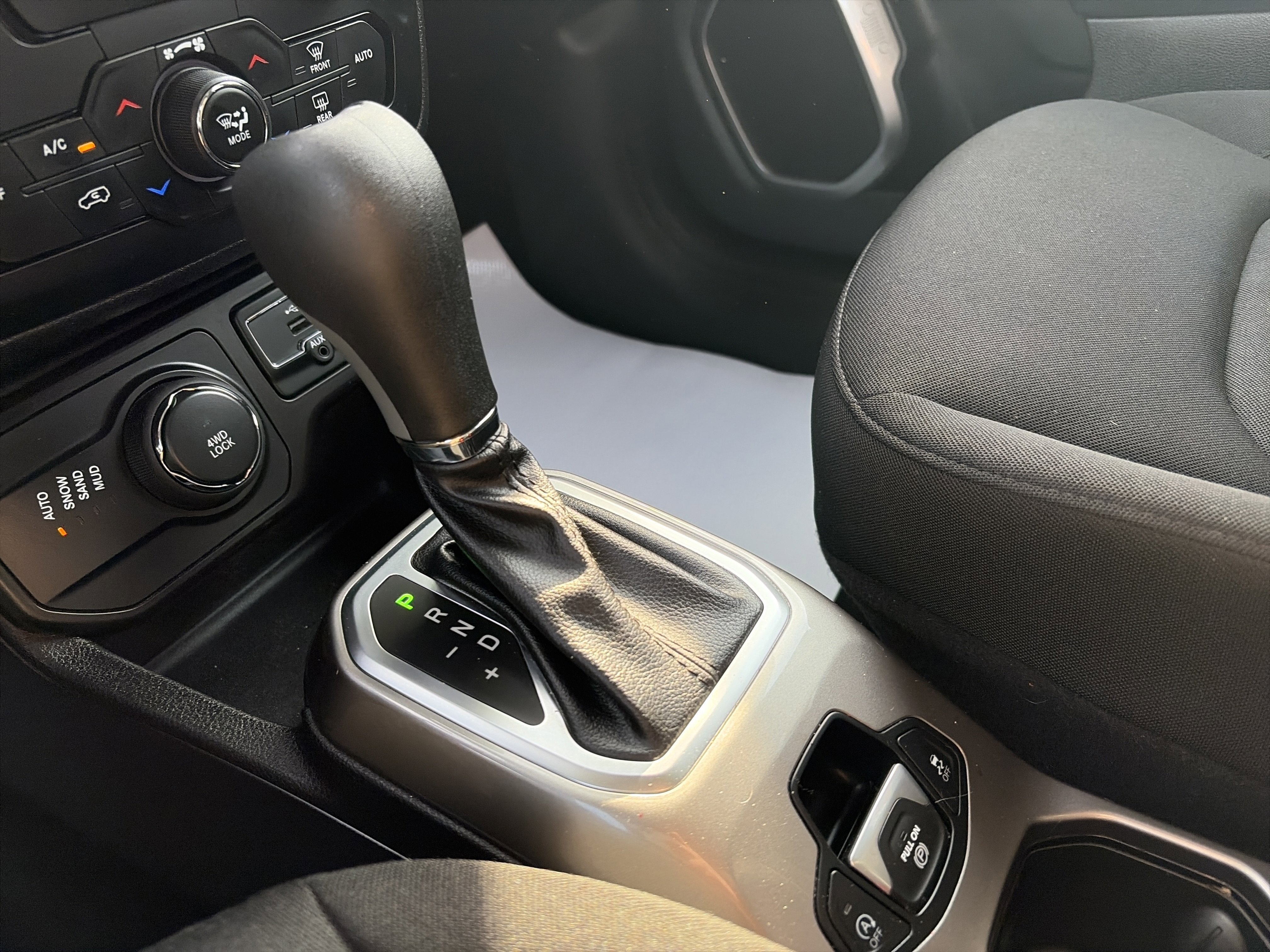 Used 2022 Jeep Renegade Latitude AWD/4WD image 23