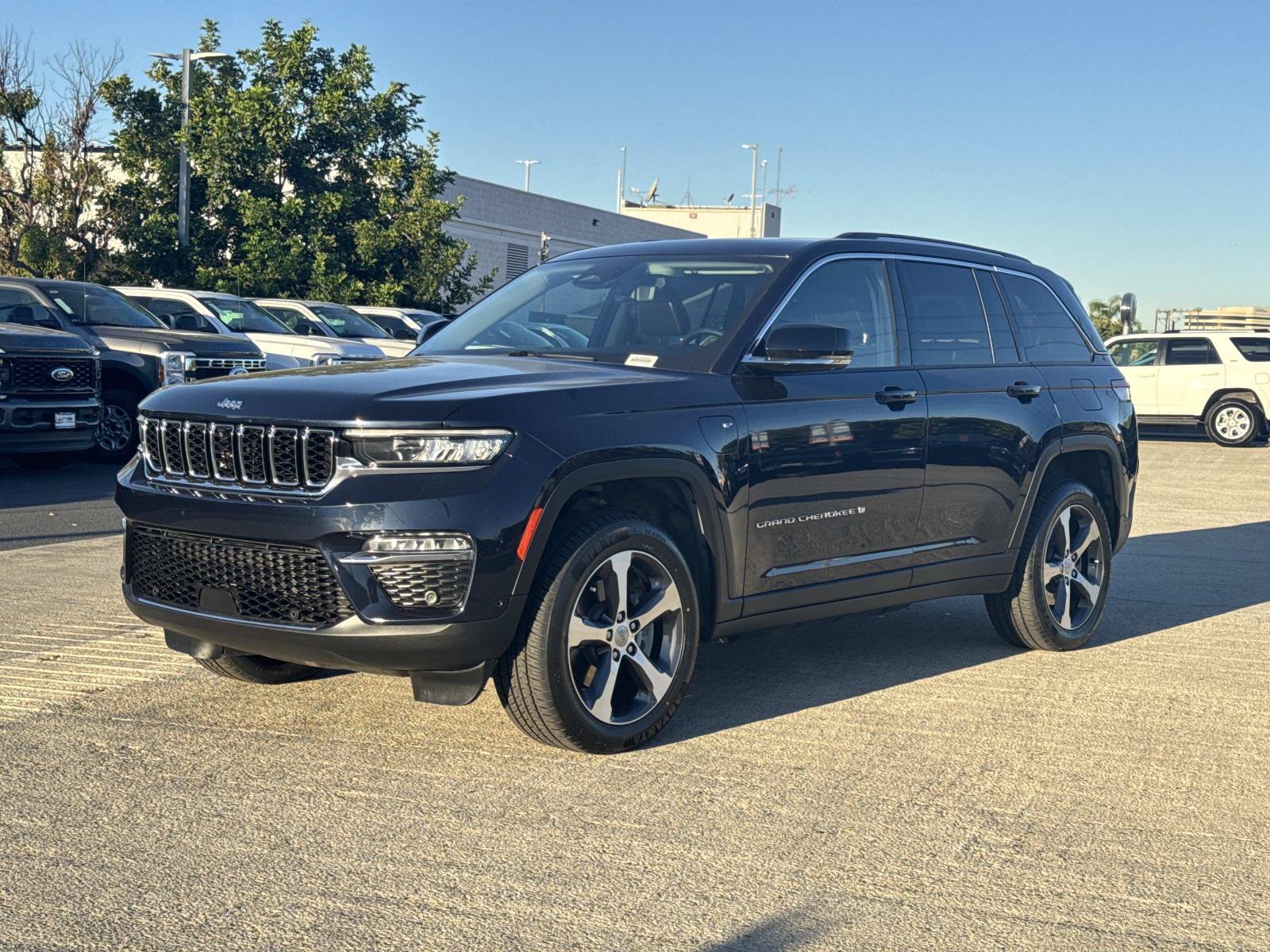 Used 2023 Jeep Grand Cherokee 4WD 4xe w/ Luxury Tech Group II image 4